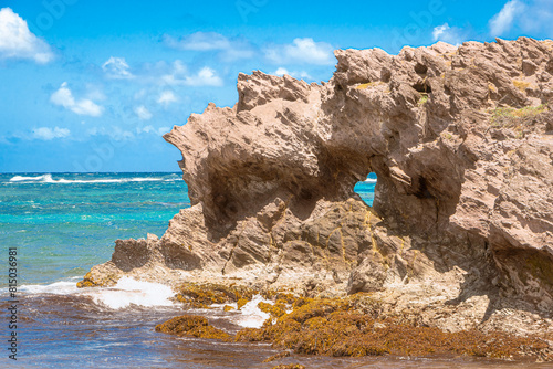 Cœur creusé dans un rocher à l'anse grosse roche sans personne, Martinique, Antilles Françaises.