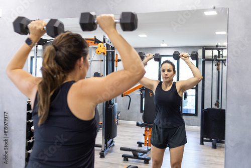 mulher fazendo musculação photo