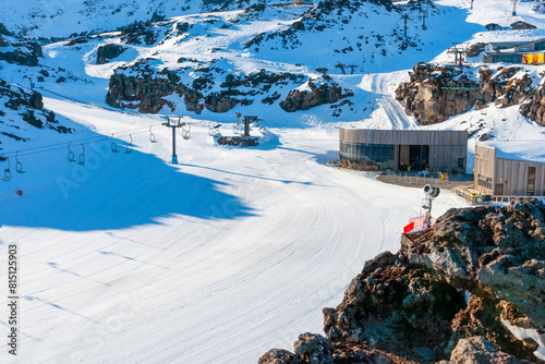 Fotografía Whakapapa ski-field and facilities buildings on shady side of mountain as sun ri