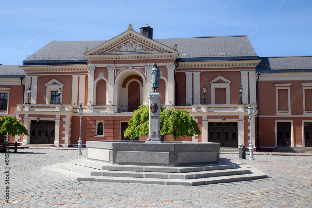 Fototapeta premium Ännchen von Tharau Brunnen von Simon Dach auf dem Theaterplatz vor dem Drama Theater in Klaipeda