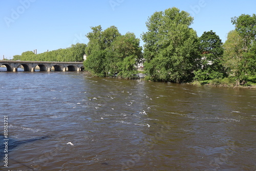 La rivière Vienne dans la ville, ville de Châtellerault, département de la Vienne, France photo