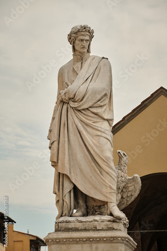 Statue of Dante Allegri 