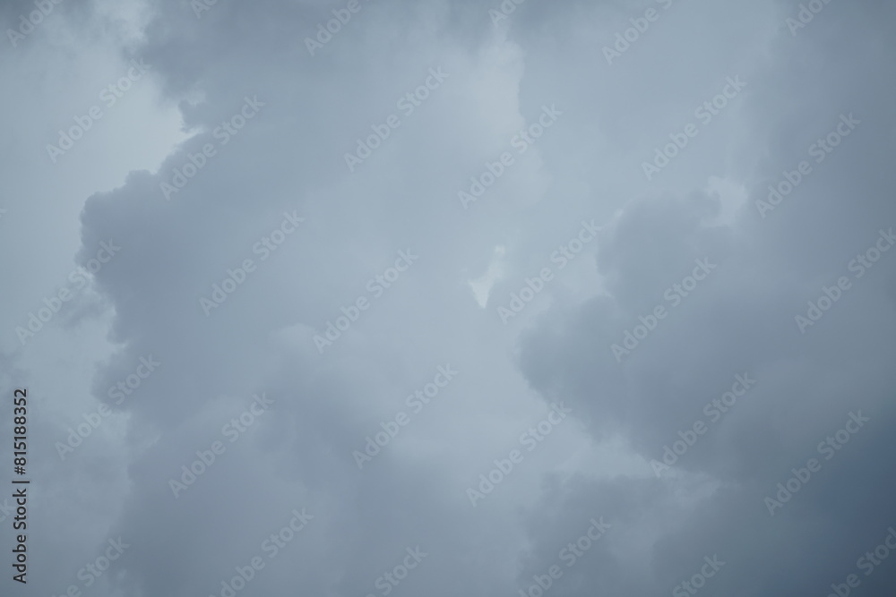 Obraz premium Hell bis dunkel grauer Wolken Himmel am Abend