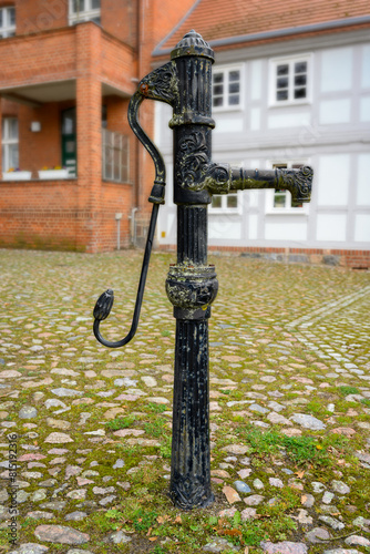 Historische Wasserpumpe in der Altstadt von Alt Ruppin