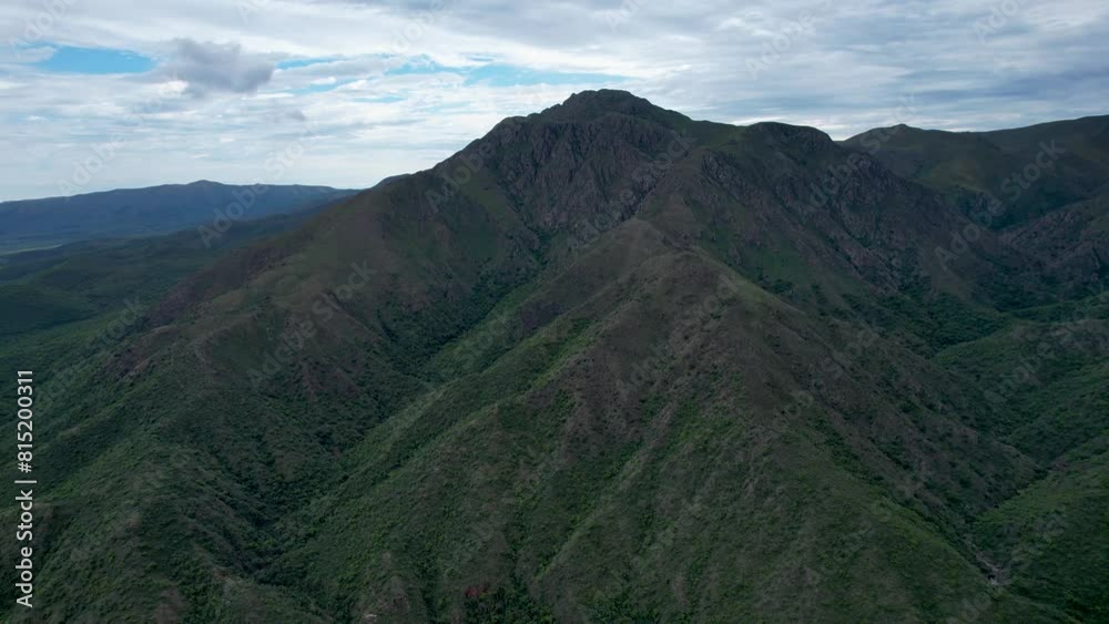 Montaña, sierra, vista de dron. día nublado. Cerro Uritorco, Capilla del Monte, Valle de Punilla, Córdoba, Argentina. Aventura, senderismo, turismo. Montaña, sierra, vista de dron. día nublado. Cerro Uritorco, Capilla del Monte, Valle de Punilla, Córdoba, Argentina. Aventura, senderismo, turismo.