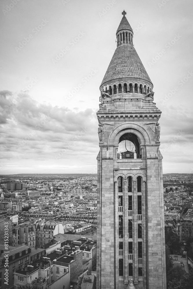 Fototapeta premium The Famous Sacre Coeur Basilica Overhanging Paris from the Mound Montmartre