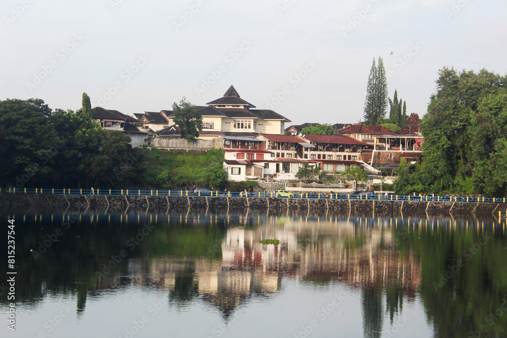 Obraz premium Yogyakarta, Indonesia - September 09, 2024: Tambakboyo Reservoir is a sunken area of land that is used to store water. Around the embung there are usually lots of people jogging in the morning.