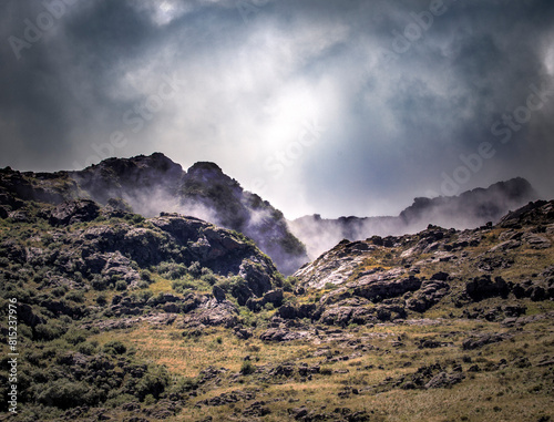 Título: "Mountain Landscape: Majestic Peaks Veiled in Clouds