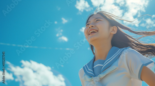 青空を見上げる笑顔の女子高生「AI生成画像」