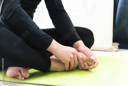 Joven d  ndose masaje en los pies 