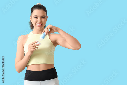 Sporty young woman with rol...
