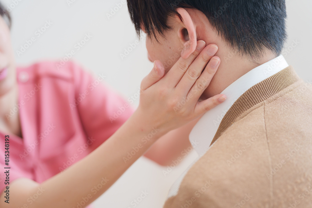 患者の首を触る医者 患者の首を触る医者