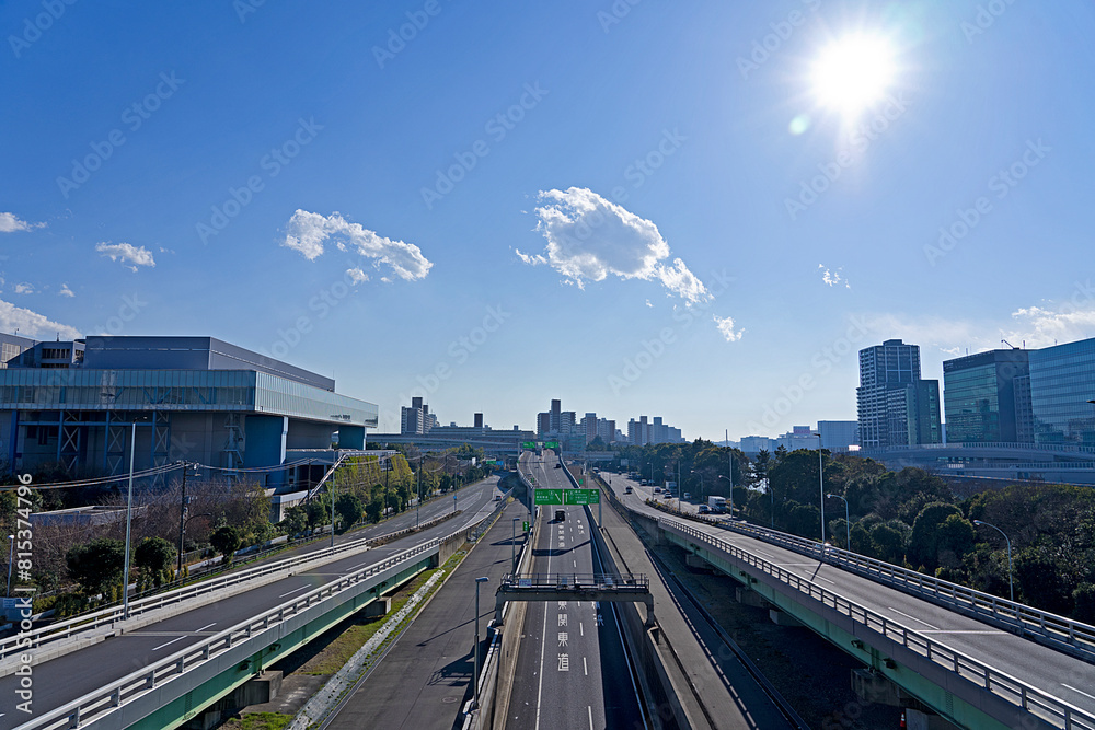 Fototapeta premium 街に続く高速道路