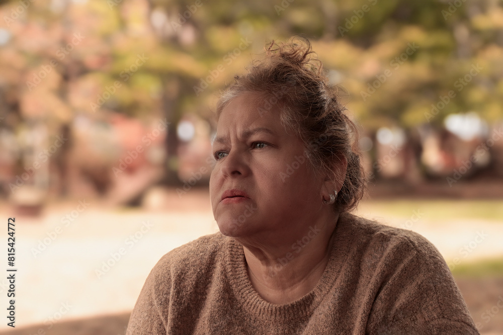 Señora mayor con cara de preocupación y algo pensativa Señora mayor con cara de preocupación y algo pensativa