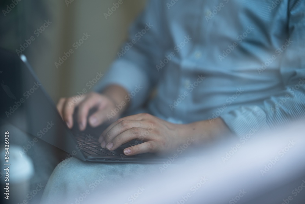 Naklejka premium businessman working in modern room