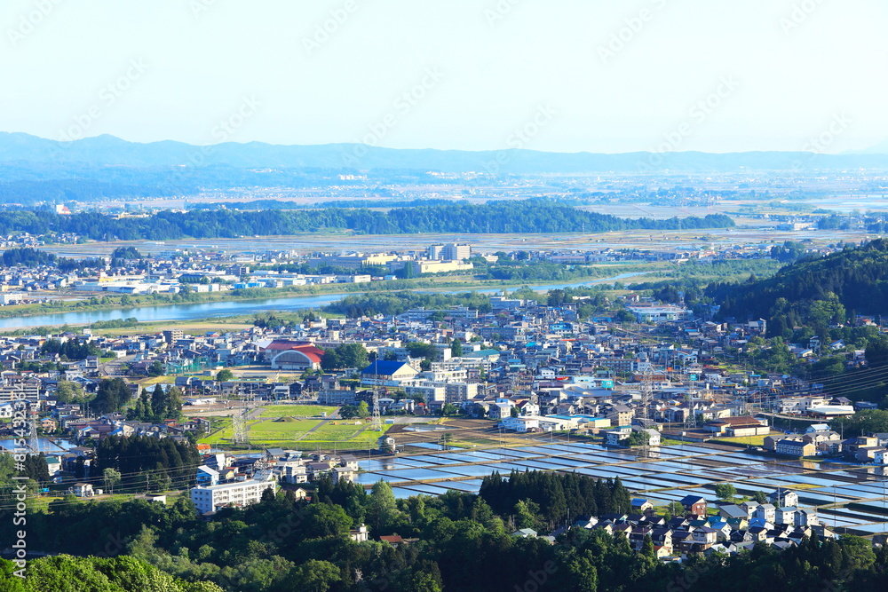 朝日を受けて輝く街