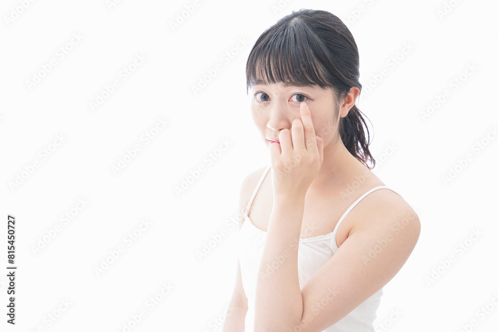 コンタクトレンズを装着する若い女性 コンタクトレンズを装着する若い女性