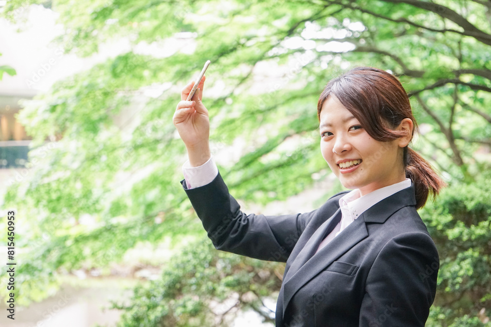 笑顔で自撮りをする若いビジネスウーマン