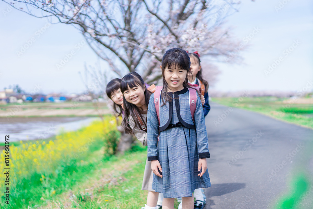 登下校中に通学路で遊ぶ小学生の女の子たち 登下校中に通学路で遊ぶ小学生の女の子たち