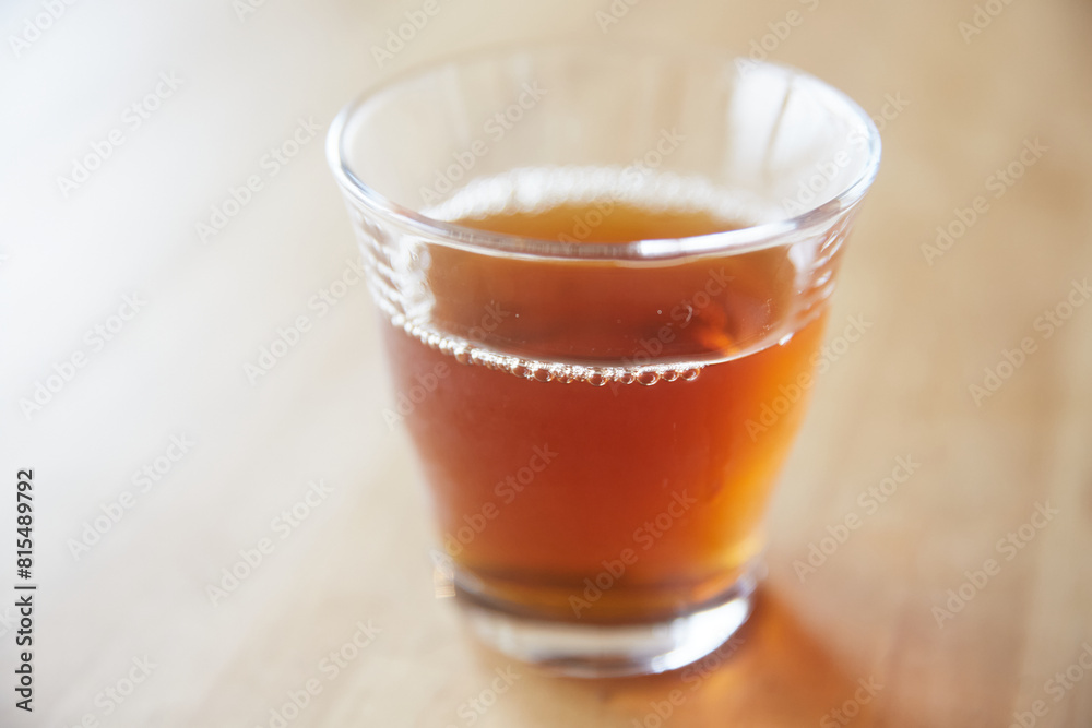 グラスに注がれた烏龍茶