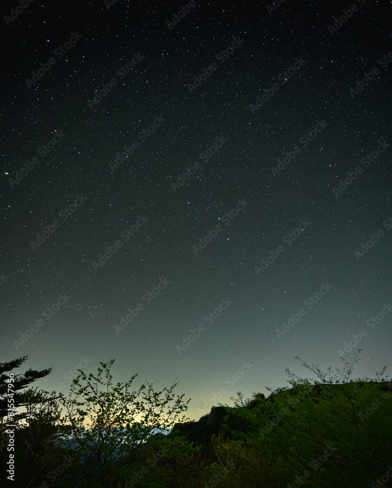 星空と山のシルエットが映える静かな夜景 星空と山のシルエットが映える静かな夜景