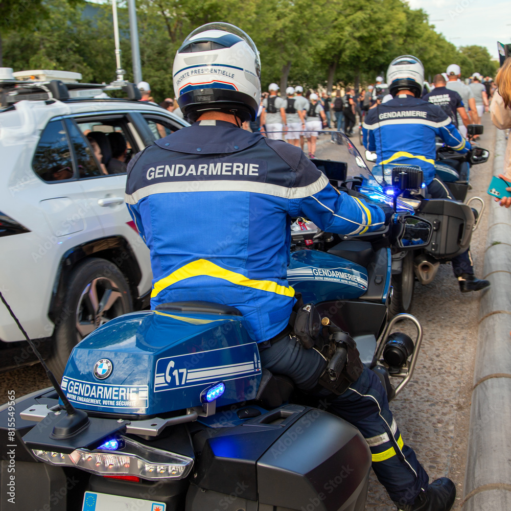 Gendarmes à moto.