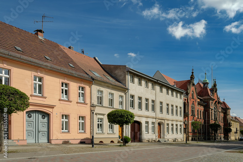 Historisches Altstadtensemble in der Virchowstraße in Neuruppin mit der Neorenaissance-Fassade des früheren Landratsamts im Hintergrund - Inschriften wurden entfernt