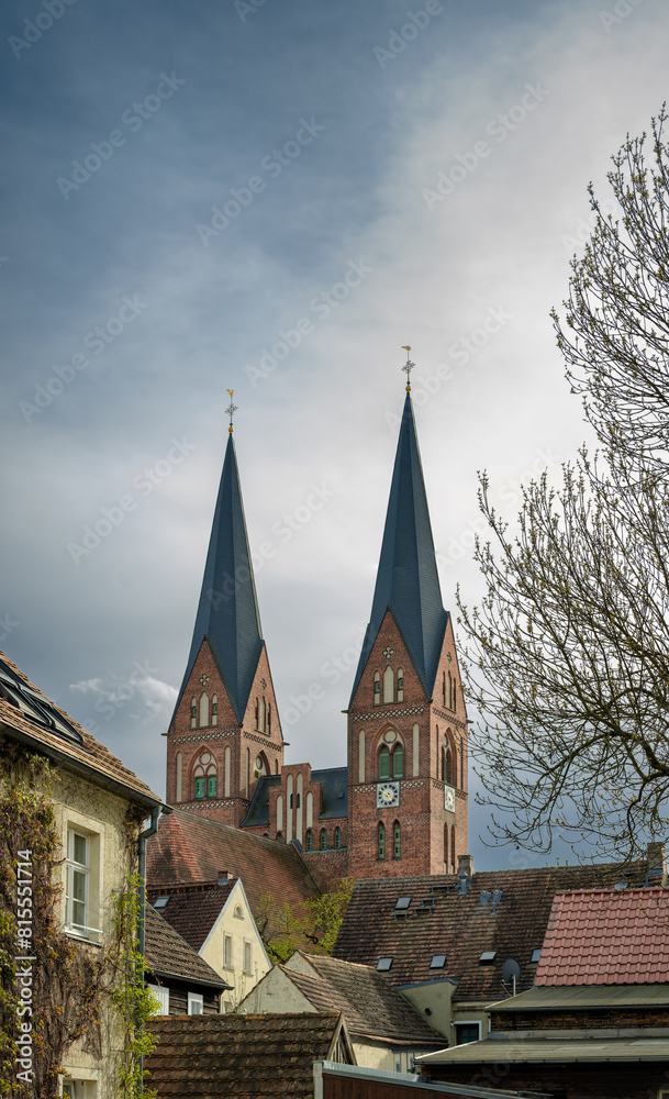 Majestätisch erhebt sich der Doppelturm der gotischen Klosterkirche Majestätisch erhebt sich der Doppelturm der gotischen Klosterkirche