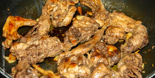 Carne de conejo de caza frito. Receta española de carne de conejo de caza frito en aceite de oliva con ajo, laurel, pimienta negra y vino blanco.