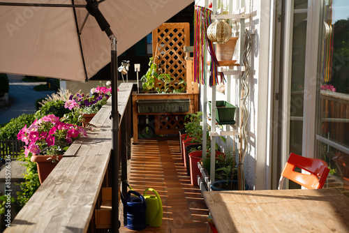 Balkon-Altbau mit Kräutern und Pflanzen liebevoll gestalten - Oase für Entspannung photo