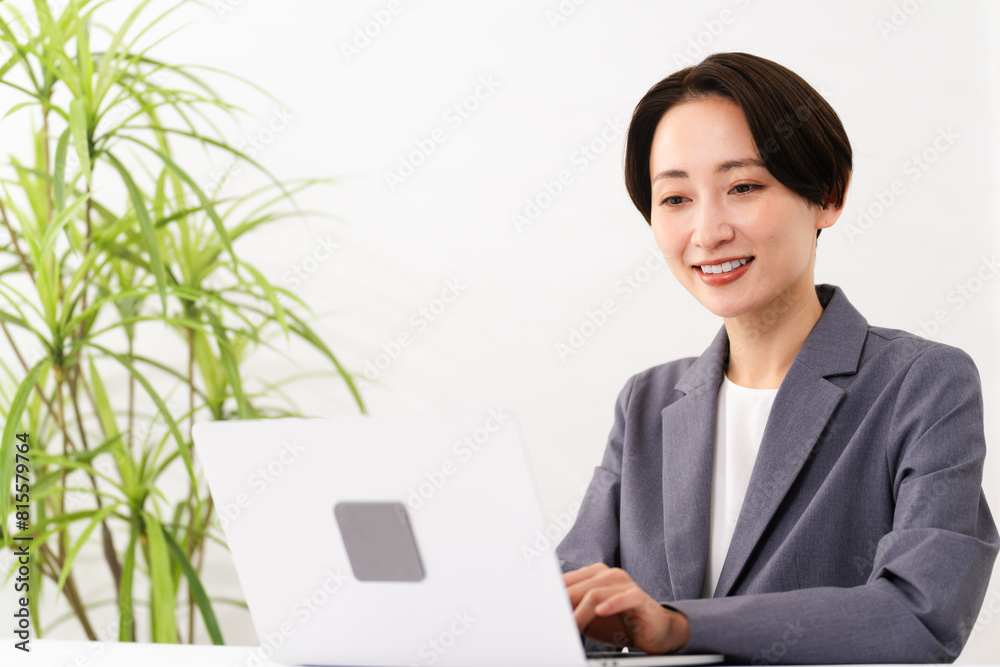 ビジネススーツを着ている若い女性　ビジネスイメージ