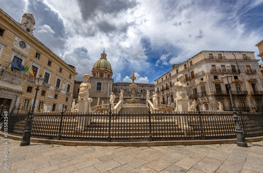 Obraz premium PALERMO, ITALY, JUNE 15, 2023 - View of Pretoria fountain in Pretoria square in the historic center of palermo, Sicily, Italy