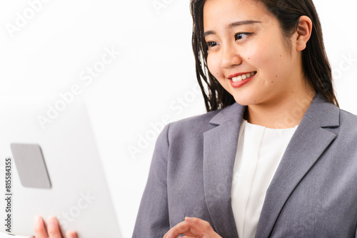 ノートパソコンを使う若い女性　ビジネスイメージ