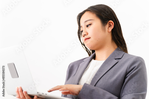 ノートパソコンを使う若い女性　ビジネスイメージ