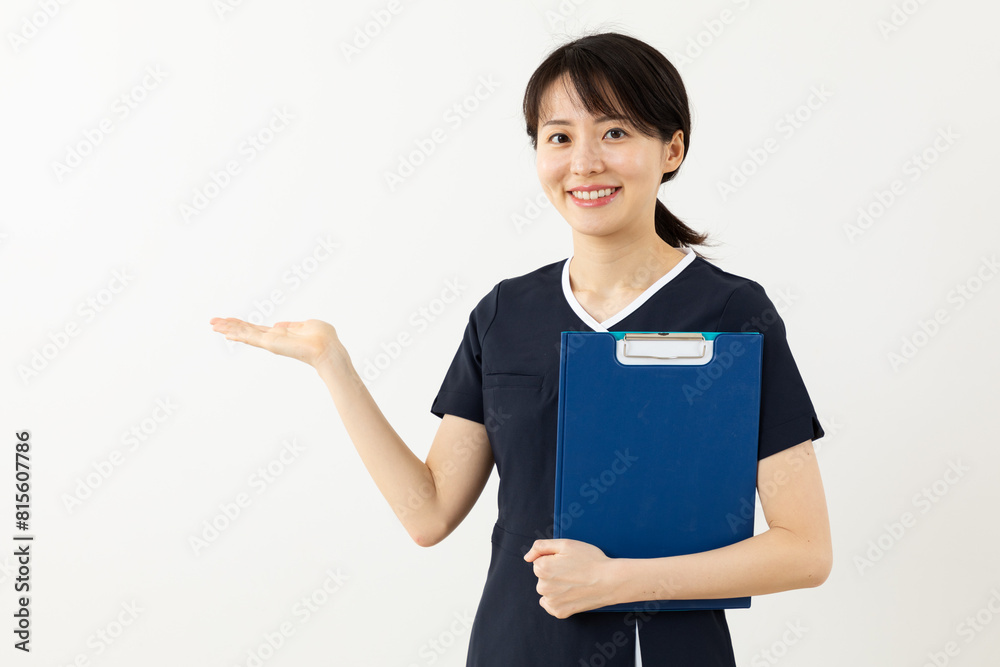 案内をする美容スタッフ01