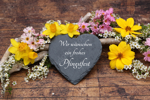 Grußkarte Schöne Pfingsten: Blumenarrangement mit dem Text wir wünschen ein frohes Pfingstfest..