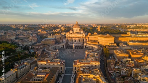 Cuadro en lienzo Saint Peter's Square and Basilica in Vatican City, Vatican at Sunrise