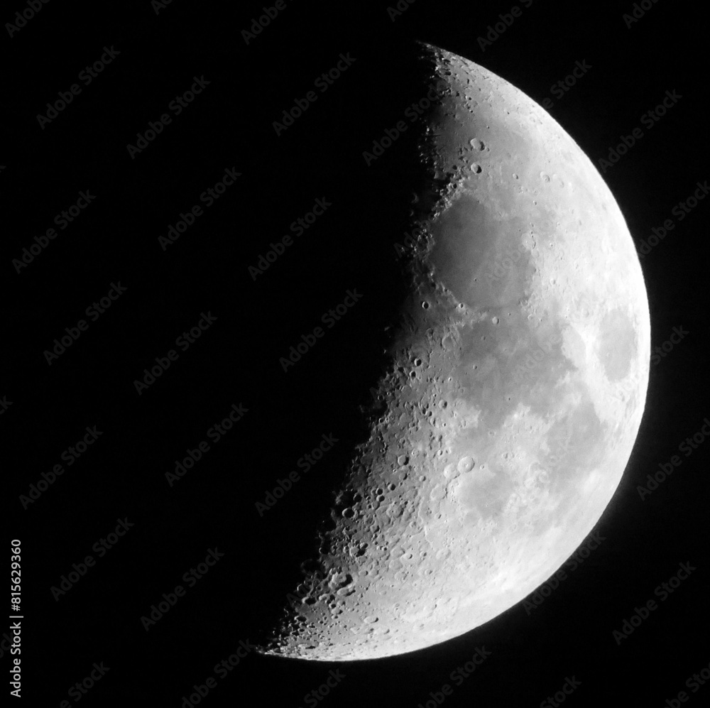 Naklejka premium Stunning view of the large gray moon captured in a black sky