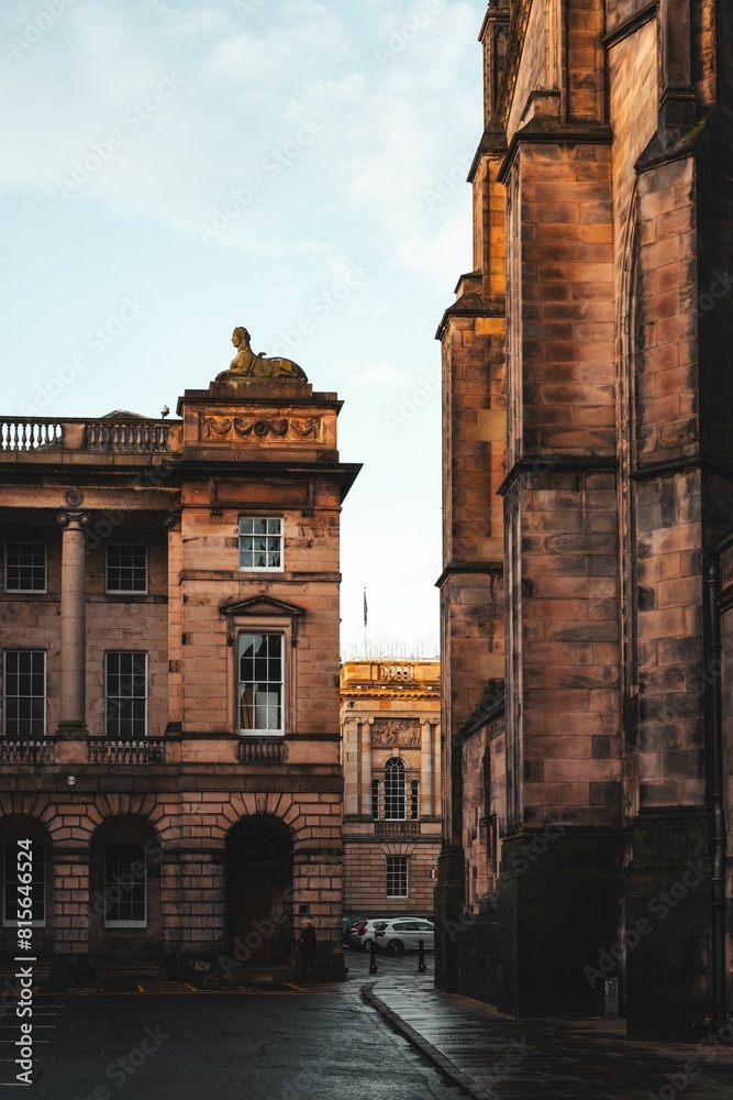 Obraz premium Idyllic scene of a city street bathed in golden sunlight in Edinburgh, Scotland.