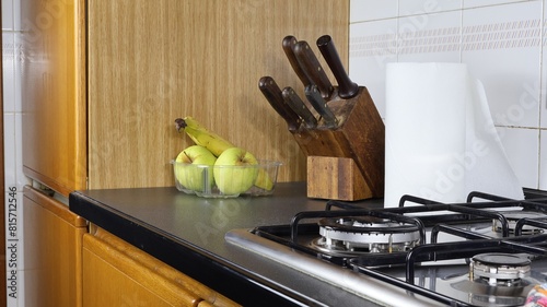 In cucina ceppo portacoltelli con angolo cottura e frutta mele e banane photo