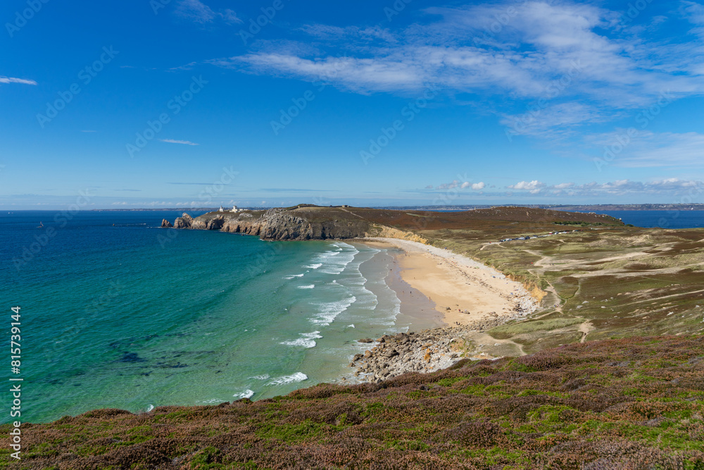L'anse de Pen Hat, sur la presqu'île de Crozon en Bretagne, présente une plage superbe aux eaux turquoise éclatantes.
