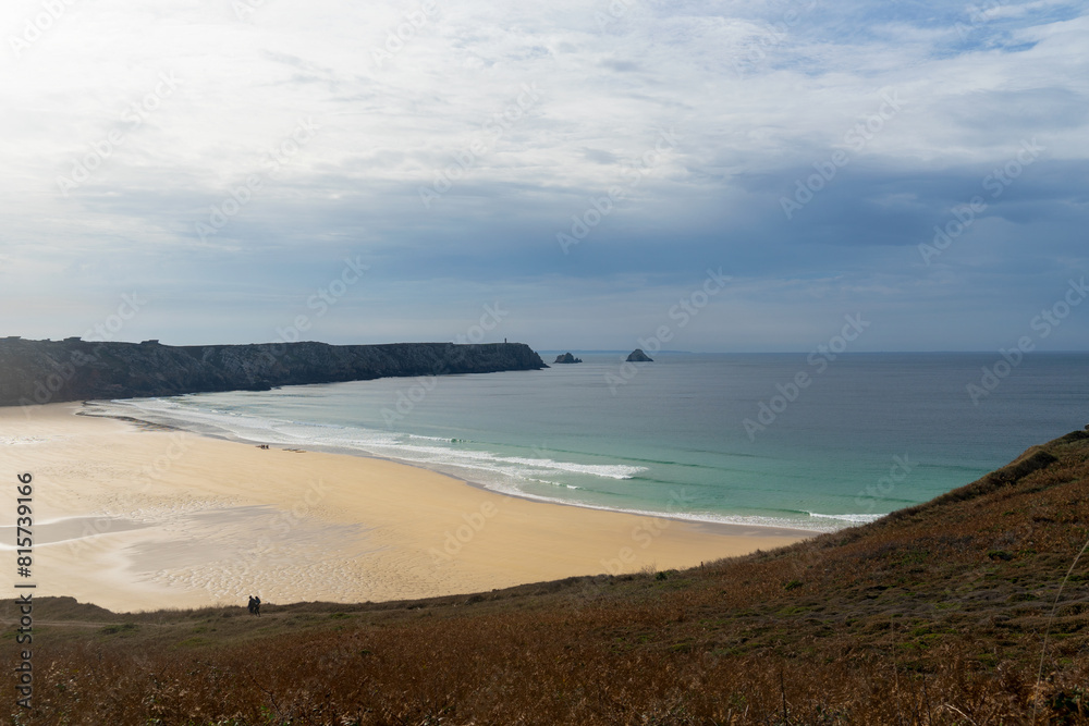 La plage de Pen Hat se dévoile depuis les falaises, avec en arrière-plan la majestueuse pointe de Pen Hir et le célèbre Tas de Pois, offrant une vue panoramique époustouflante de la côte bretonne.