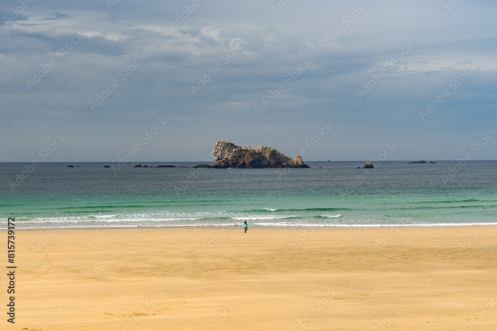 Devant la plage de Pen Hat, le rocher du Lion trône majestueusement dans les eaux turquoises de la mer d'Iroise, ajoutant une touche de mystère à la beauté de la presqu'île de Crozon.