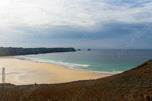 La plage de Pen Hat se d  voile depuis les falaises  avec en arri  re-plan la majestueuse pointe de Pen Hir et le c  l  bre Tas de Pois  offrant une vue panoramique   poustouflante de la c  te bretonne.