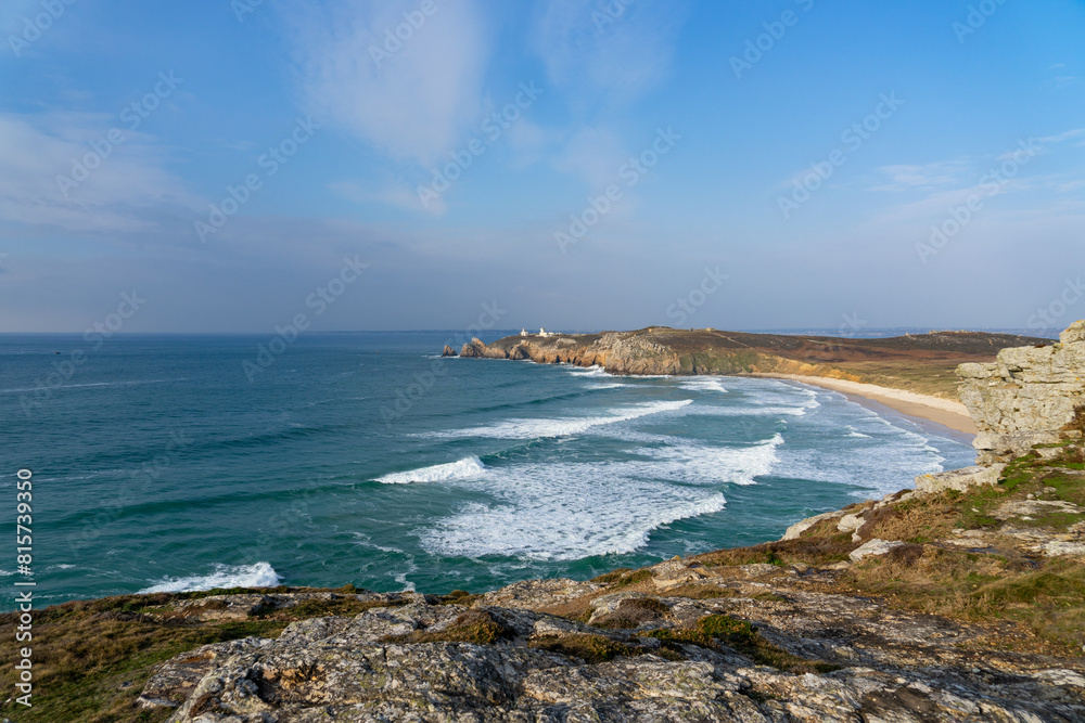 La plage de Pen Hat s'étend majestueusement, offrant une vue panoramique captivante où le sable doré rencontre les eaux scintillantes de l'océan Atlantique.