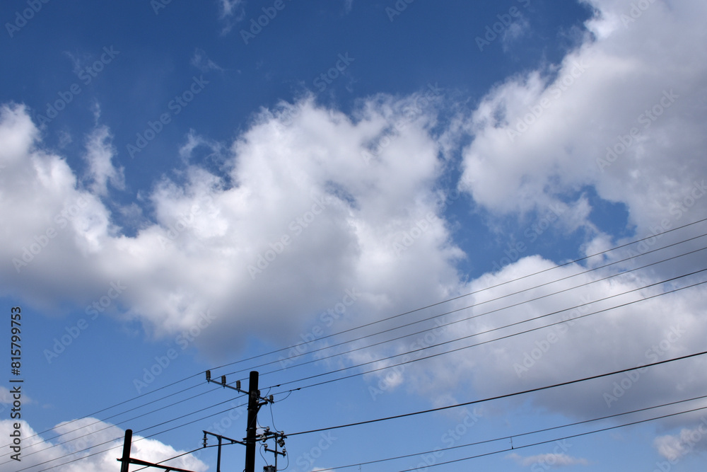 電信柱の上に浮かぶ白い雲 電信柱の上に浮かぶ白い雲