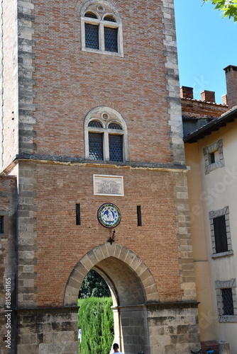 Wallpaper Mural Torre di Ingresso del  castello medievale di Bolgheri (Livorno. ) che domina  la valle da cui parte dall'Oratorio di San Guido  il viale ombreggiato da da tantissimi cipressi che conduce a  Bolgheri Torontodigital.ca