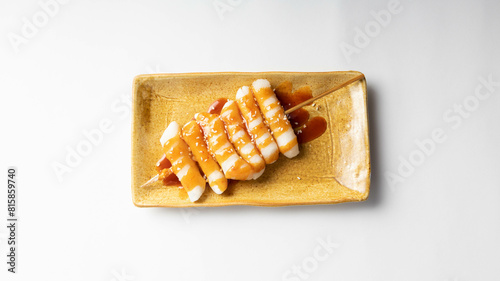 Koreanischer Rice Cake Skewer mit Sweet Chili Sauce. Tteok-kkochi