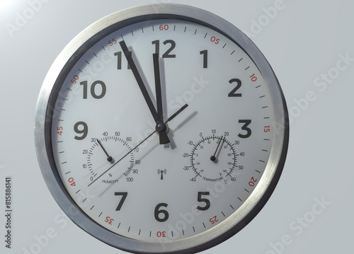Za cztery minuty będzie dwunasta. Tuż przed północą!. Zegar z termometrem (19 stopni Celsjusza) i higrometrem (wilgotność 32% ) wskazujący czas 23:56. © Grzegorz