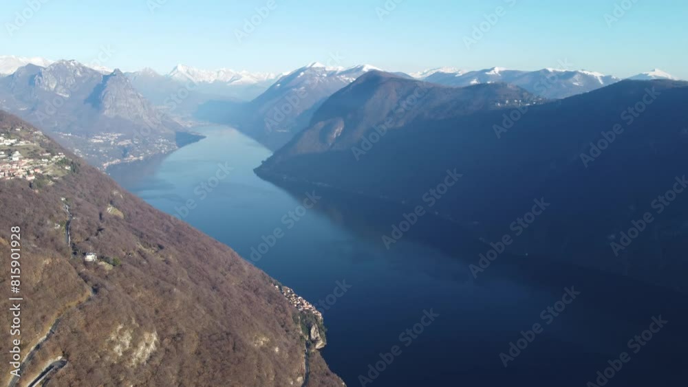Vue aérienne panoramique professionnel au drone du lac Lugano dans une vallée de montagne avec château, Suisse, Europe